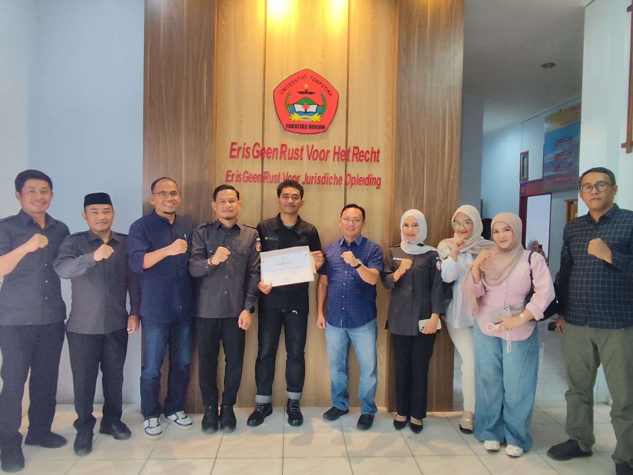 Bentuk Apresiasi, Bawaslu Banggai Berikan Penghargaan Kepada Mahasiswa Fakultas Hukum Untika